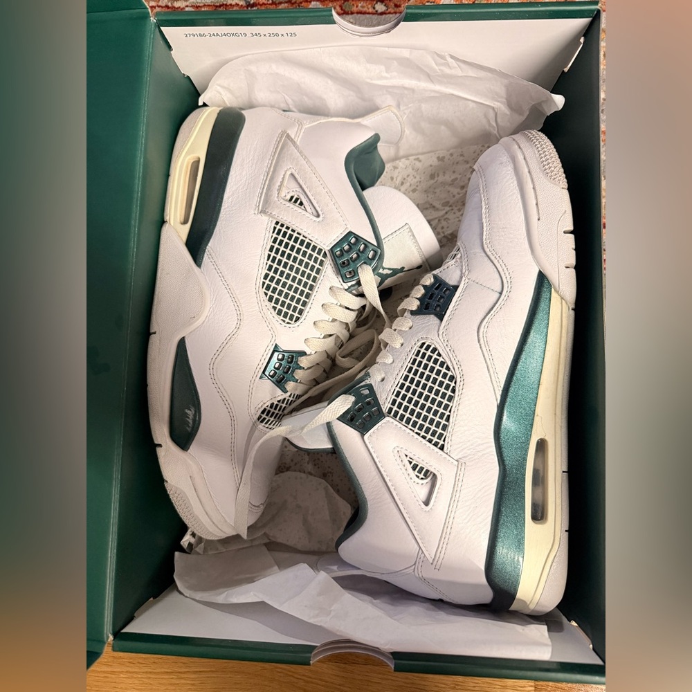 Air Jordan4 Retro Emerald Green and White Sneakers
Men’s Size 9.5/ Women size 11